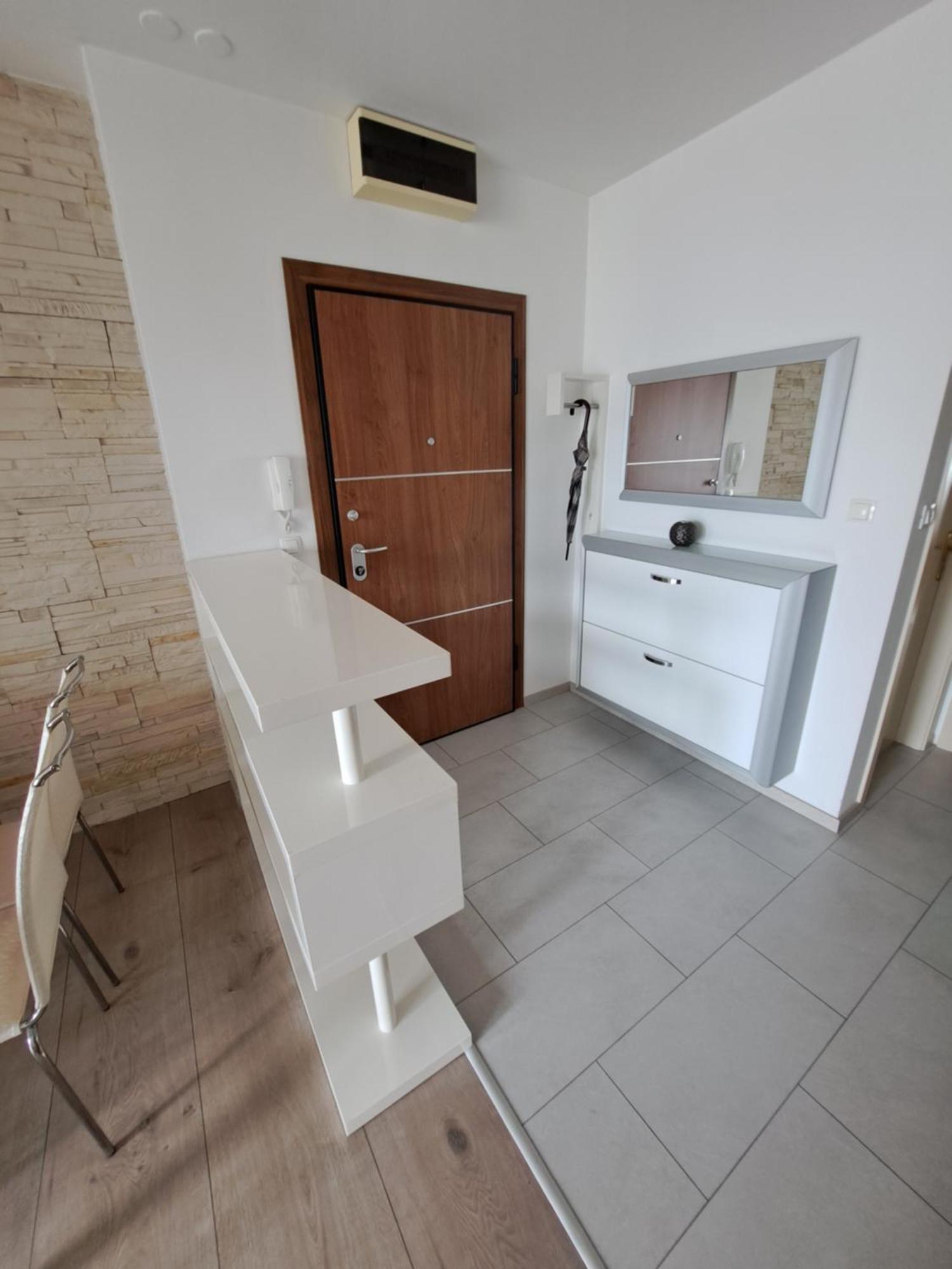 Lägenhet In Split, Near The Old Town, Three Rooms, Balcony, Garage *