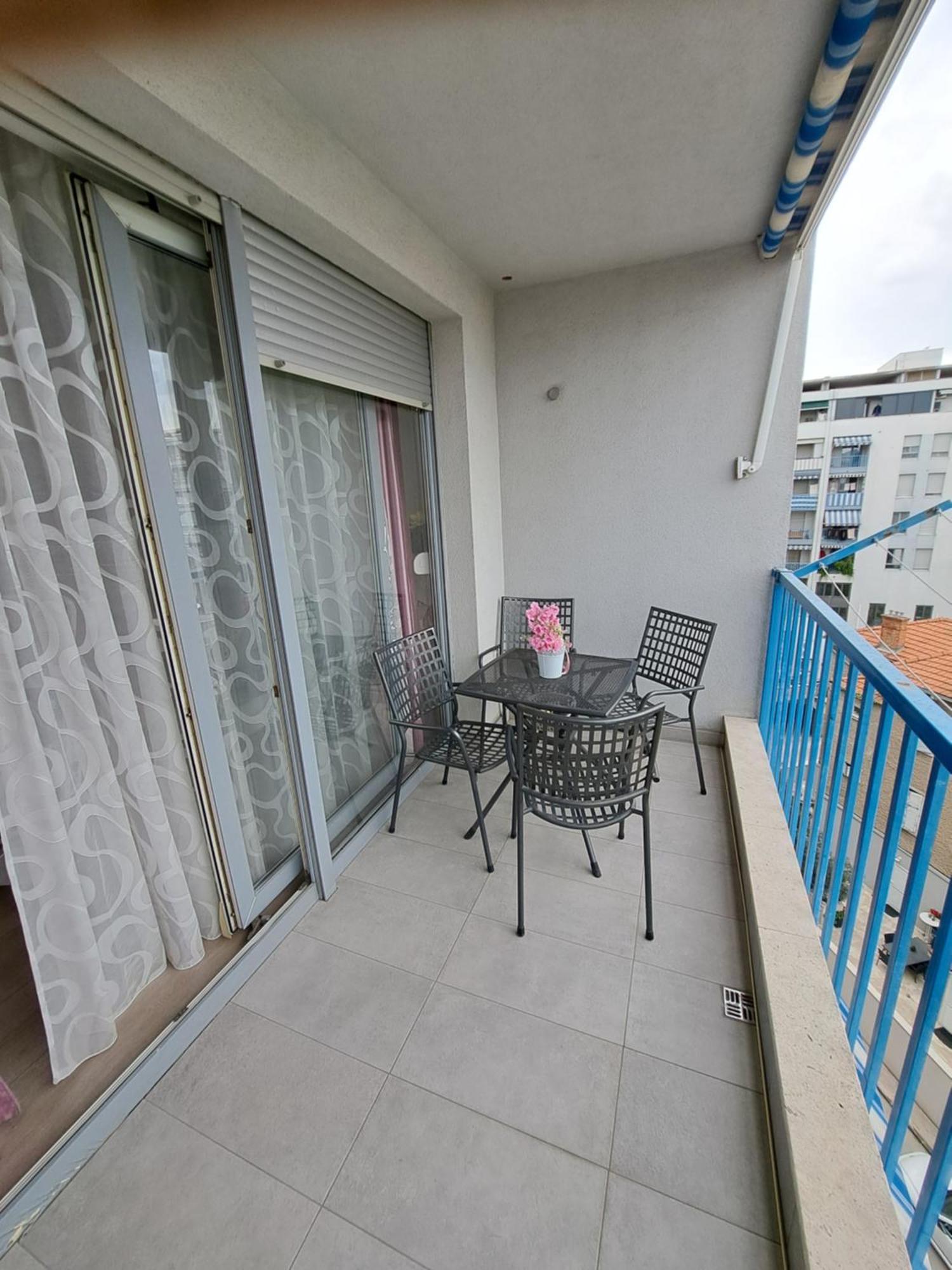 In Split, Near The Old Town, Three Rooms, Balcony, Garage Lägenhet *
