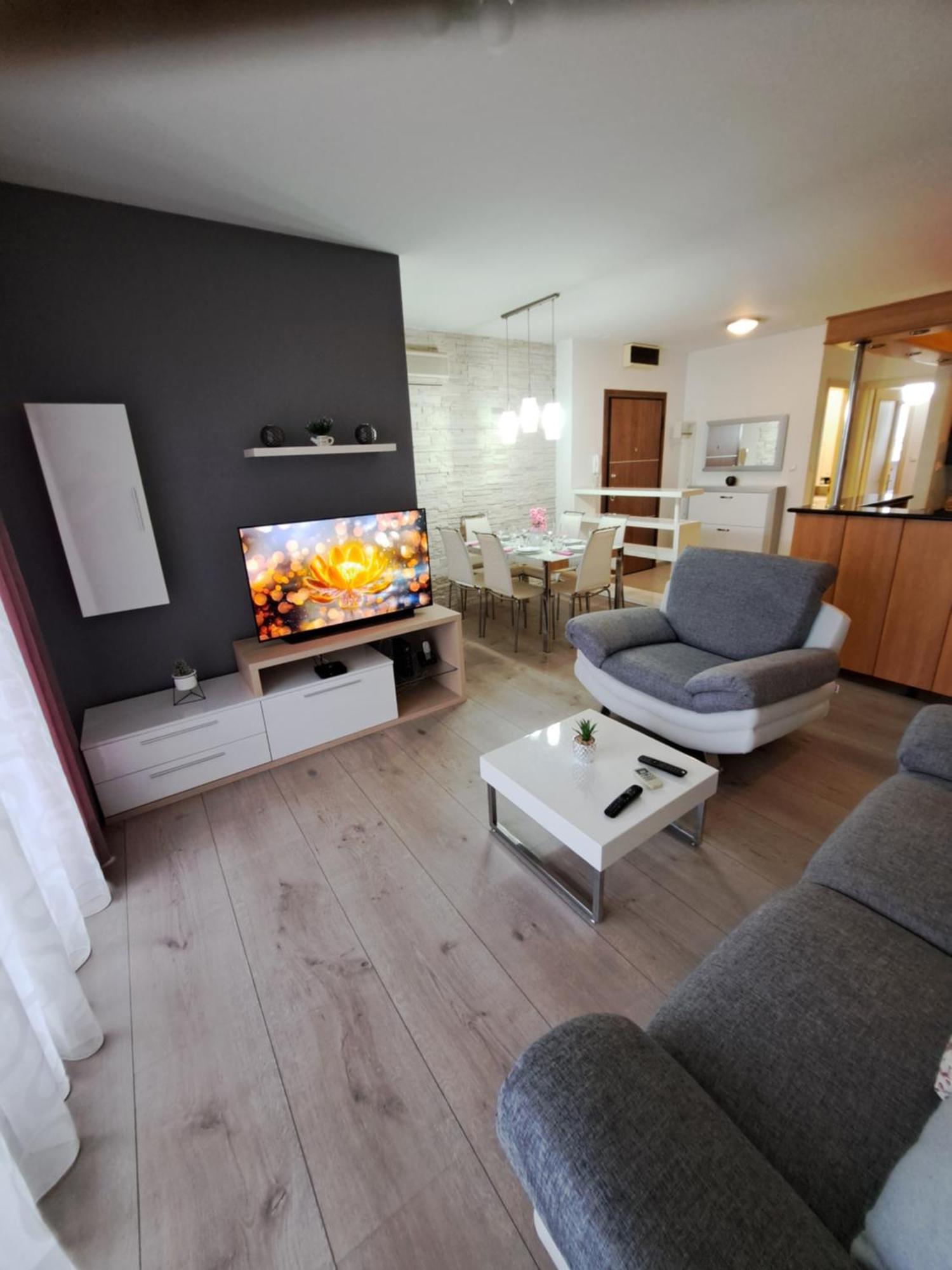In Split, Near The Old Town, Three Rooms, Balcony, Garage Lägenhet