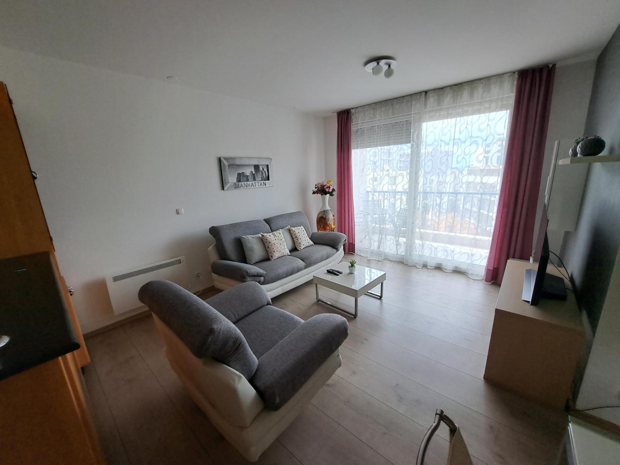 Apartman In Split, Near The Old Town, Three Rooms, Balcony, Garage Split