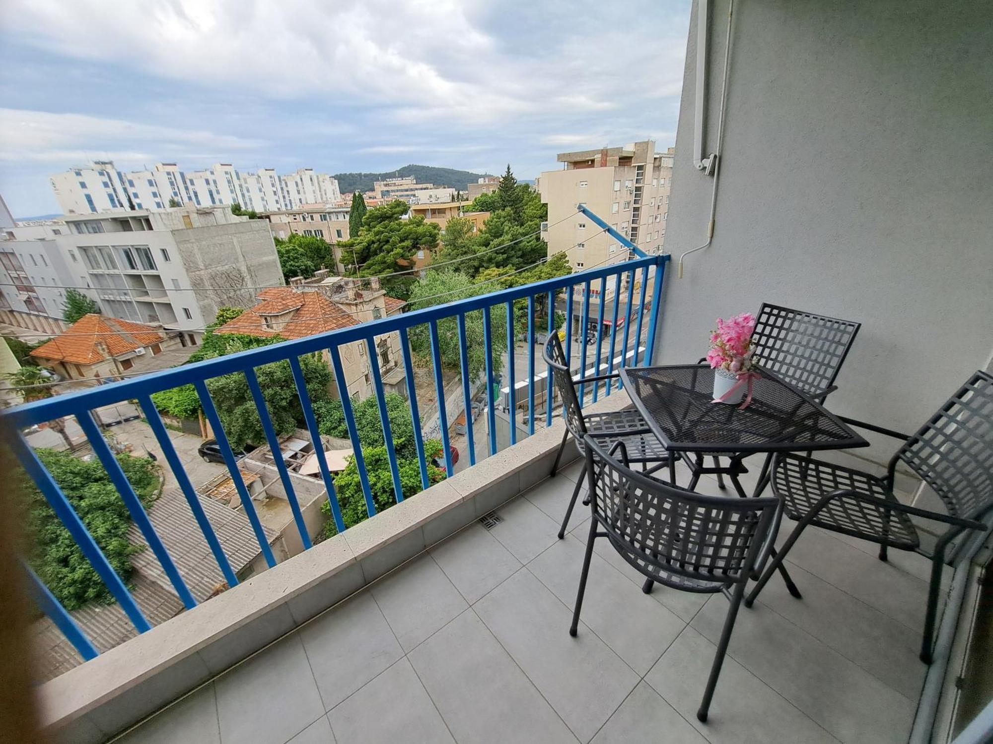 Apartman In Split, Near The Old Town, Three Rooms, Balcony, Garage Split
